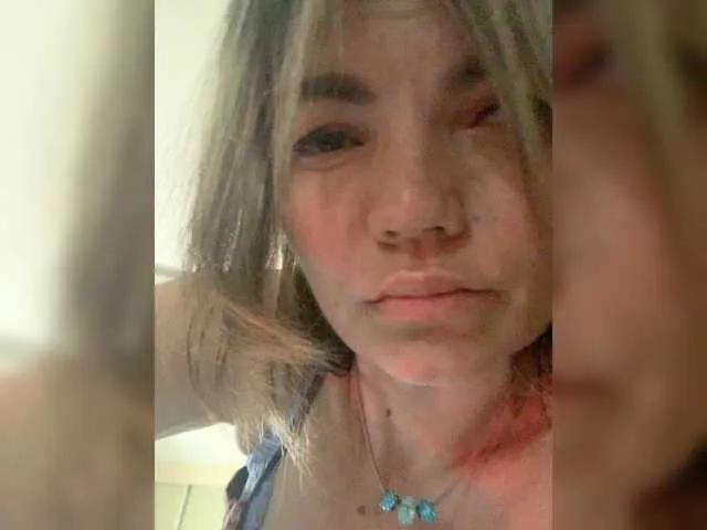 Ella-Pearlie on BongaCams 