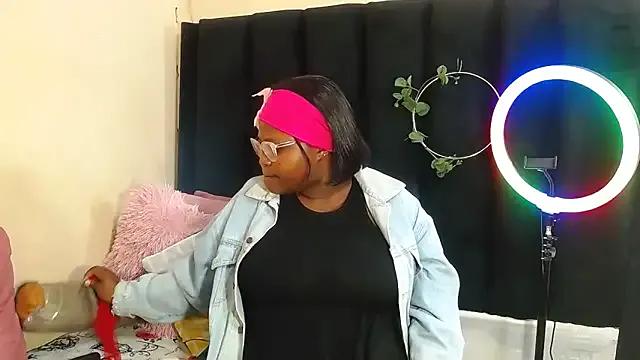 AmazingDarkDoll on StripChat 