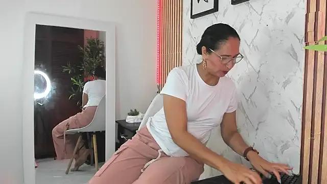 AnnaArela on StripChat 