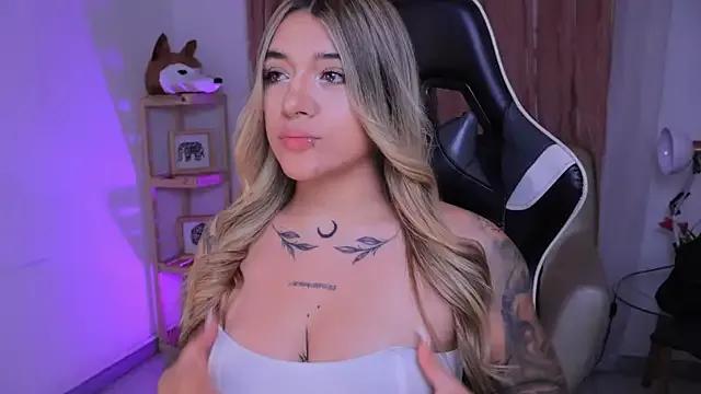 ashleyvalirya on StripChat