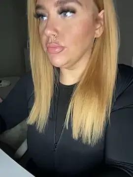 CurvyGirlMyla's avatar