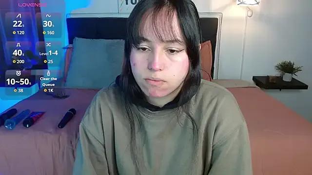 Eymmy_24 on StripChat