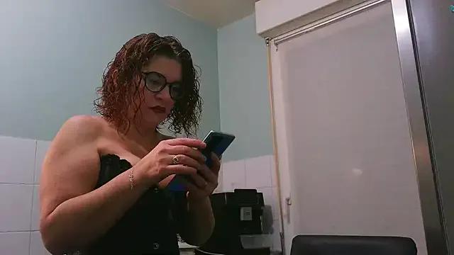jennylovence — Mettez moi nu et 3 doigts cul