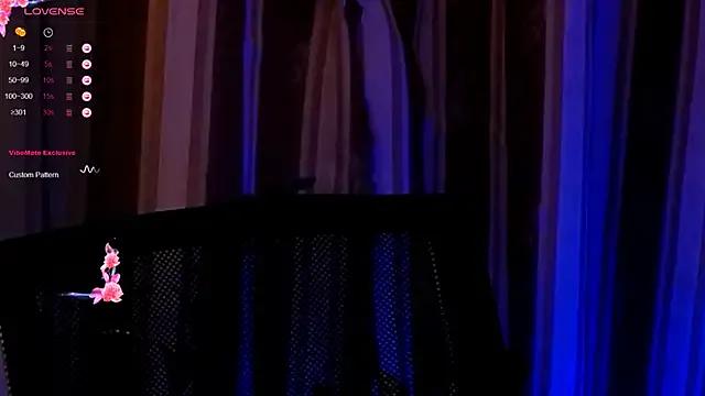 Laura_Bess on StripChat