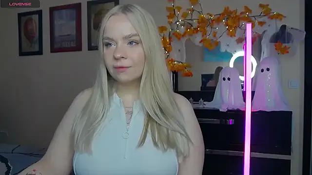 LisaCandy1 on StripChat