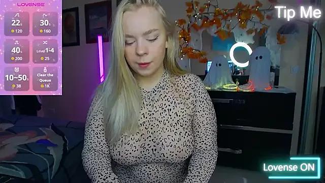 LisaCandy1 on StripChat