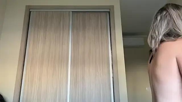 naughtyhollyxxxx on StripChat