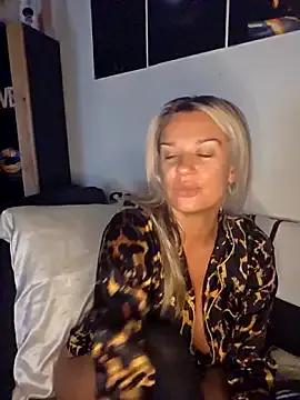 SpicyVicky — Tu choisis? Nue ou 2 doigts chatte ?