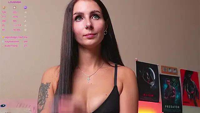 YaraAveiri — body tour