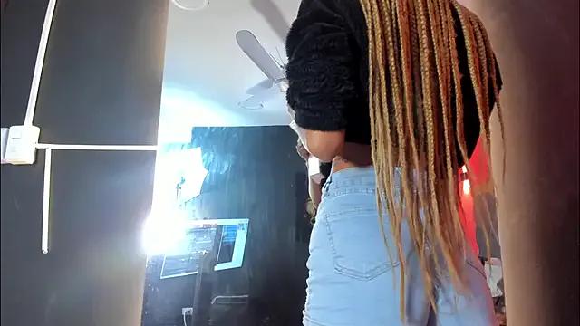 YayaHilton on StripChat 