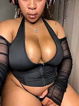 YellowHoneyDip on StripChat 